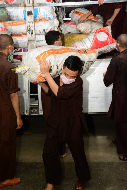 Continuing to support people in need in the Covid-19 pandemic of Hoang Phap Pagoda (series 2)